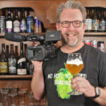 Der Bierblogger Martin Voigt mit seinem Video-Equipment.